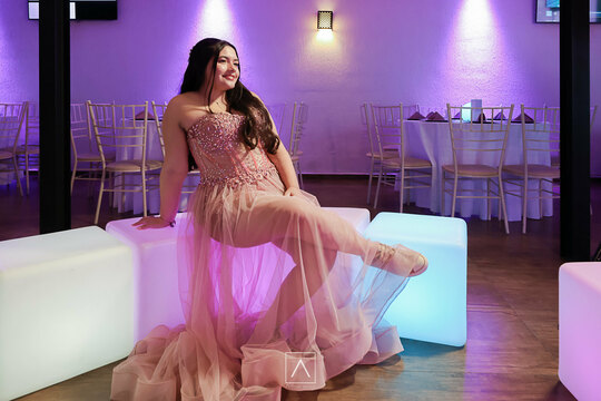 Festa de 15 Anos da Heloisa: Magia e Celebração no Espaço Buffet Klaus