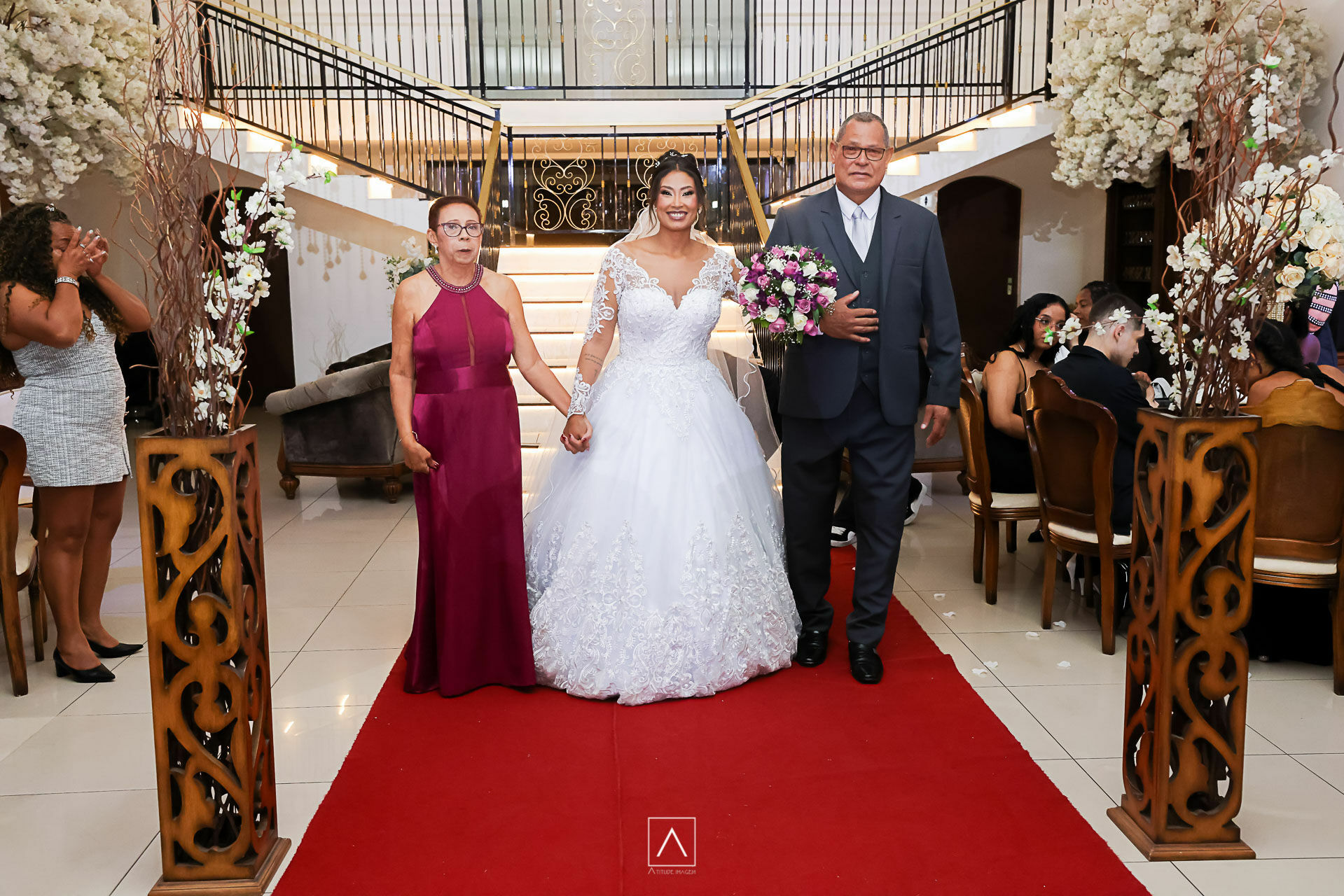Foto Casamento Gabriela e Paula: Um Brinde ao Amor e à Elegância na Mansão Marion ✨ - Imagem 30