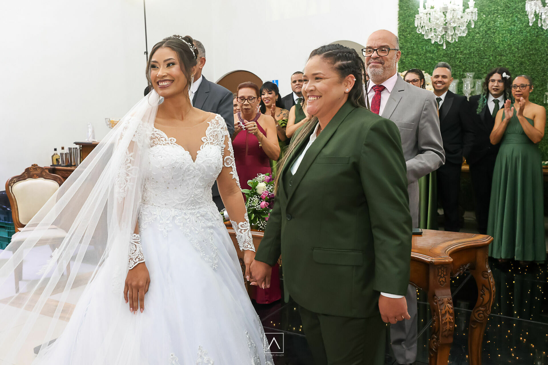 Foto Casamento Gabriela e Paula: Um Brinde ao Amor e à Elegância na Mansão Marion ✨ - Imagem 31