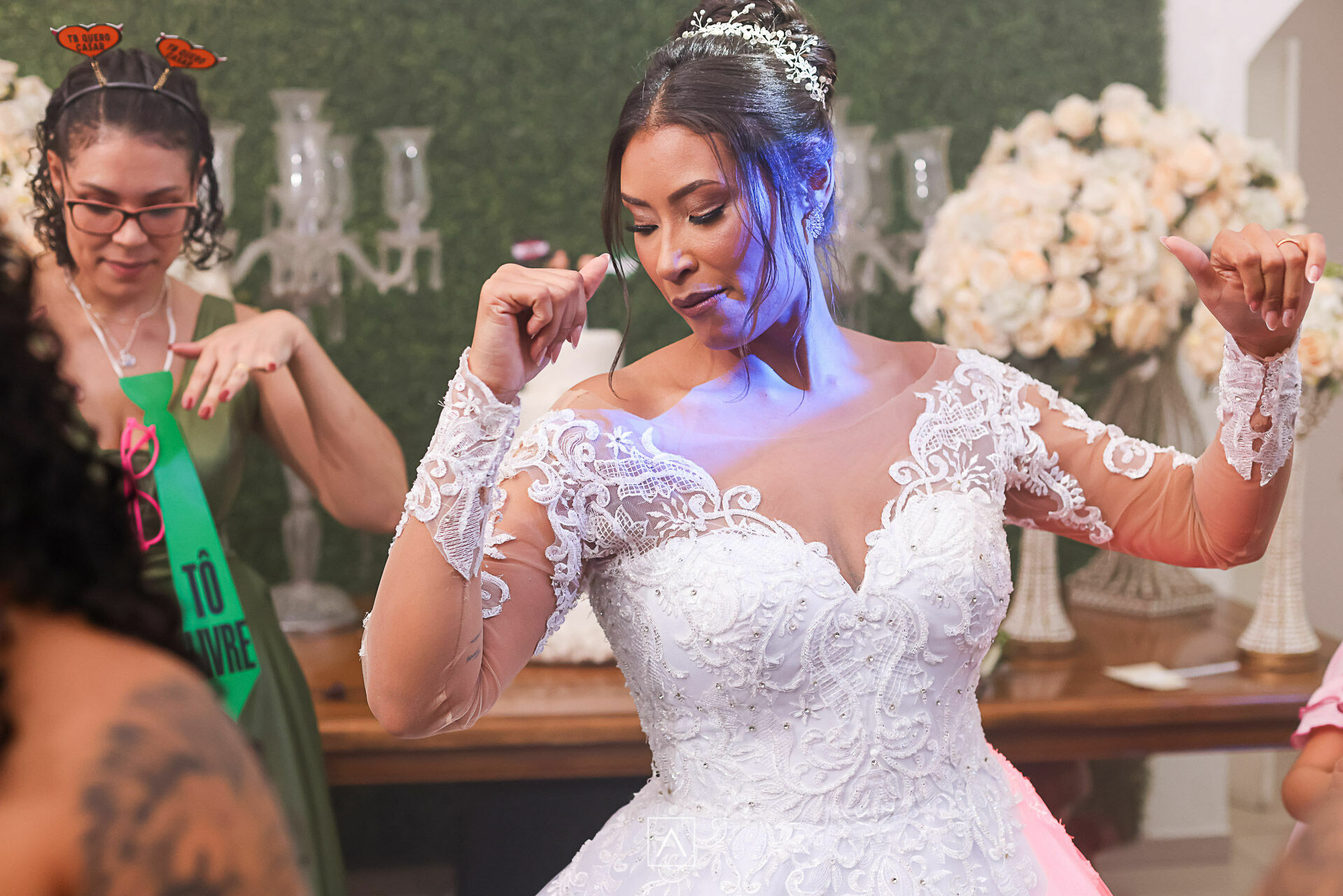 Foto Casamento Gabriela e Paula: Um Brinde ao Amor e à Elegância na Mansão Marion ✨ - Imagem 20