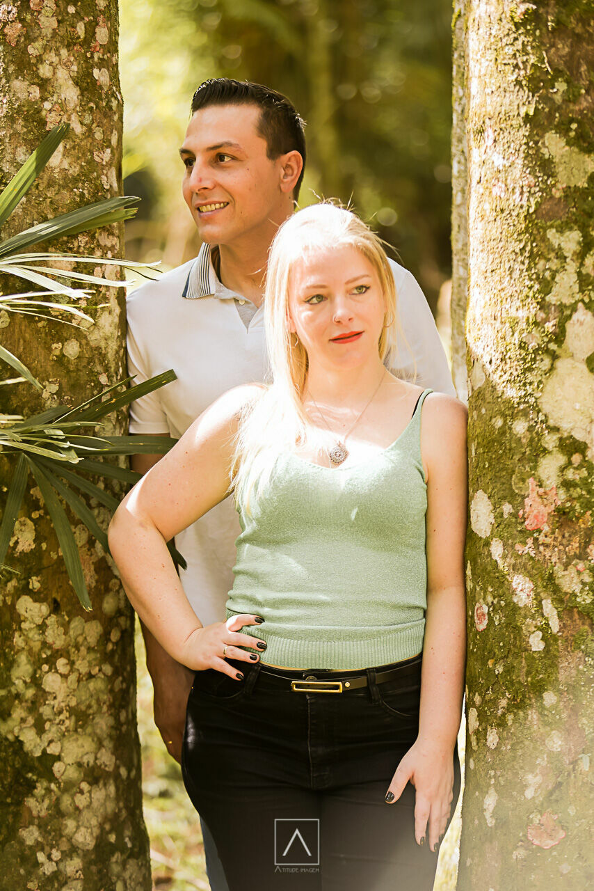 Foto Ensaio Pré-Wedding Thiago e Jacqueline: Um Dia de Sol e Conexão no Horto Florestal ✨ - Imagem 9