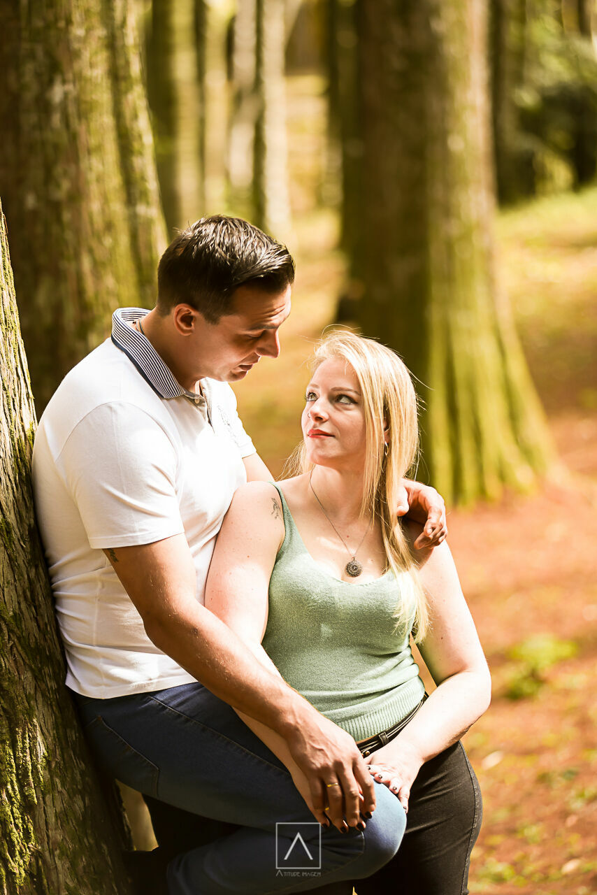 Foto Ensaio Pré-Wedding Thiago e Jacqueline: Um Dia de Sol e Conexão no Horto Florestal ✨ - Imagem 7