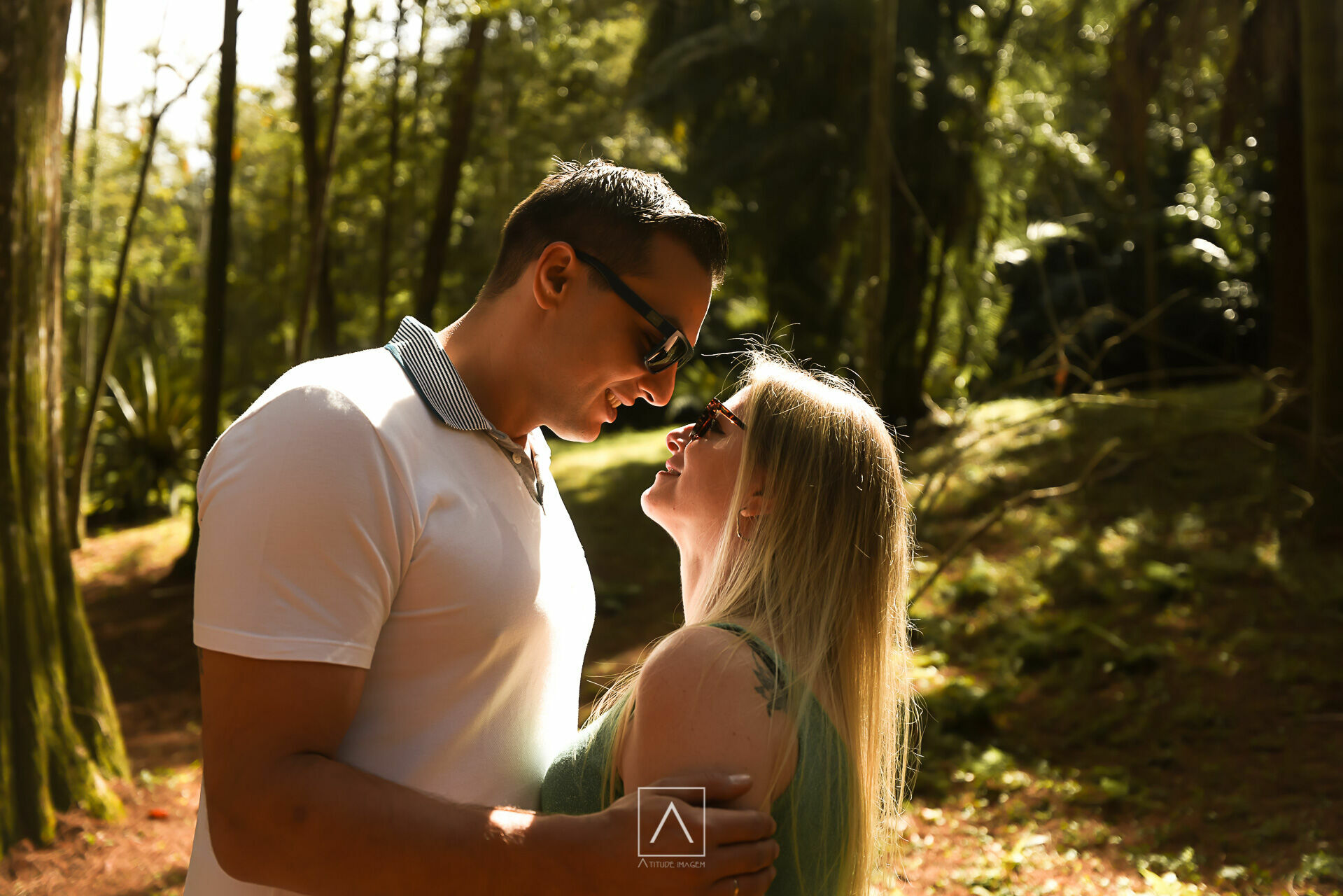 Foto Ensaio Pré-Wedding Thiago e Jacqueline: Um Dia de Sol e Conexão no Horto Florestal ✨ - Imagem 15