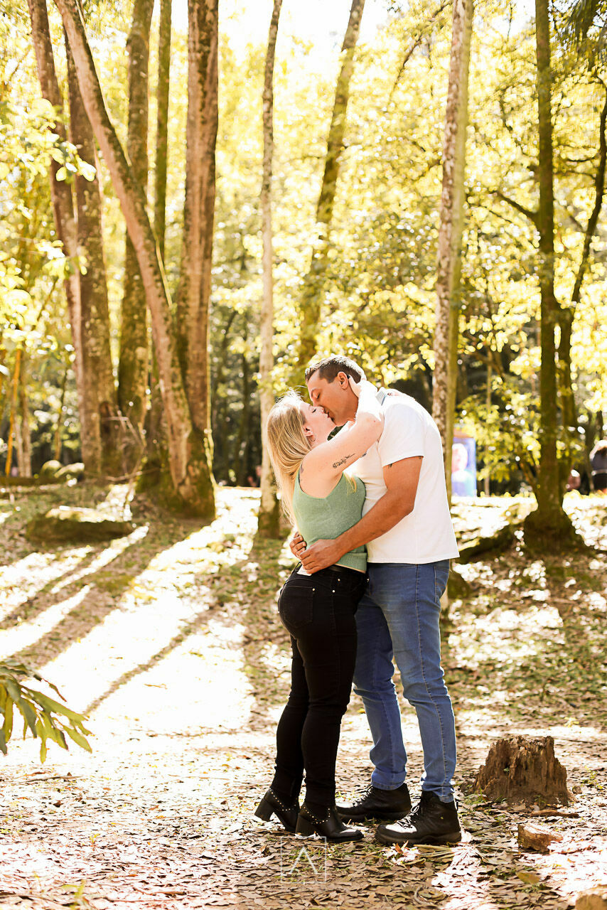 Foto Ensaio Pré-Wedding Thiago e Jacqueline: Um Dia de Sol e Conexão no Horto Florestal ✨ - Imagem 11